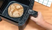 Cum să faci pâine la air fryer cu doar două ingrediente. Fără frământare, fără dospire