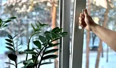 Cât timp trebuie să aerisești casa iarna? Greșeala pe care o fac mulți când lasă geamul rabatat