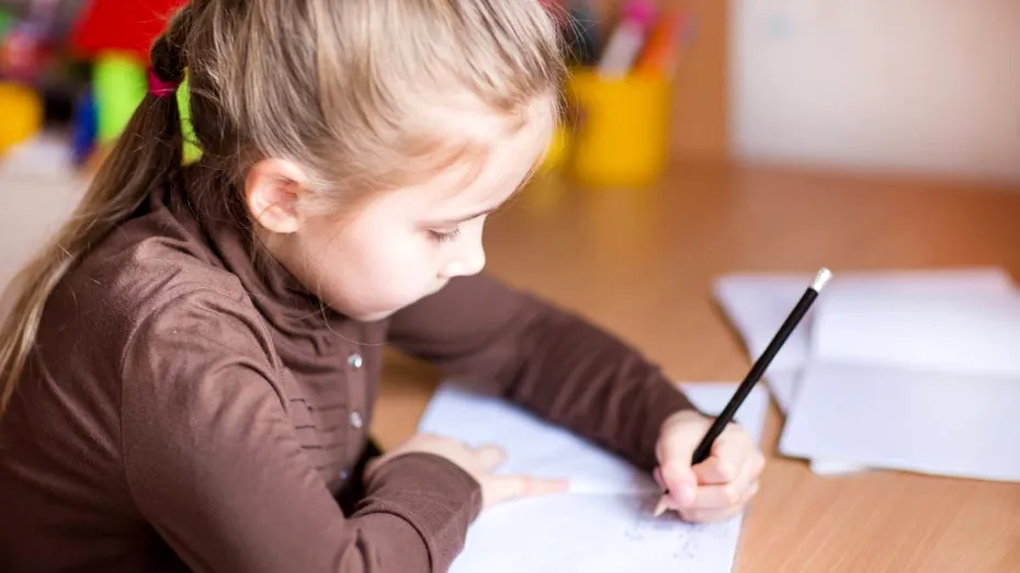Elevii români petrec de aproape 2 ori mai multe ore făcând teme decât elevii din țările nordice