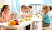 Ce punem în ghiozdan pentru gustare: combinații simple și sățioase pentru școală și grădiniță