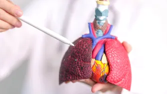 Medicament pentru o boală pulmonară conceput cu ajutorul inteligenței artificiale ar putea „întineri” organismul cu câțiva ani