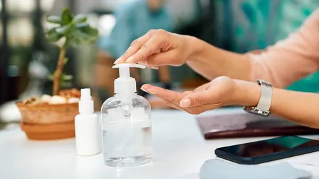 Dezinfectantul de mâini: cât de eficient este cu adevărat și când ar trebui să alegem spălarea cu apă și săpun