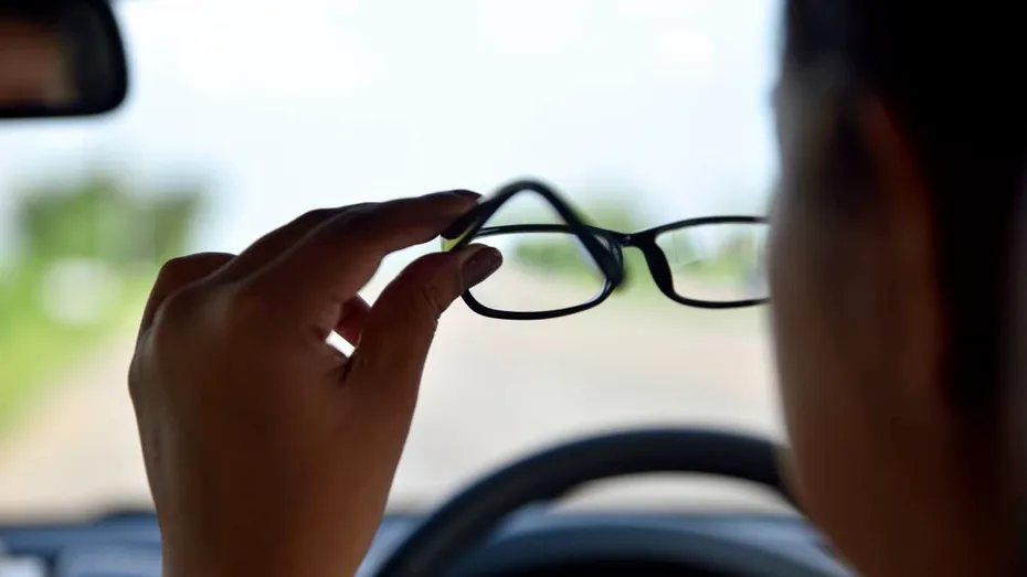 Studiu: lumina slabă din interior ar putea avea un rol major în apariția miopiei