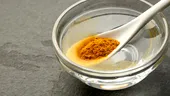 Începe-ți ziua cu apă caldă și turmeric și vezi ce beneficii îți aduce