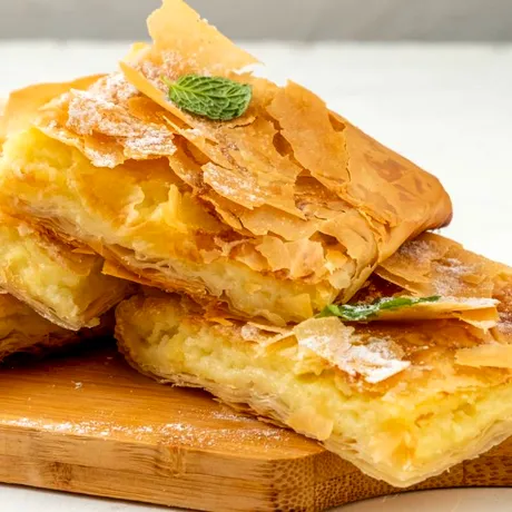Cum să faci Bougatsa, plăcinta grecească cu cremă de griș. E peste tot în meniurile din Thessaloniki