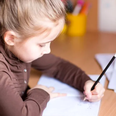 Elevii români petrec de aproape 2 ori mai multe ore făcând teme decât elevii din țările nordice