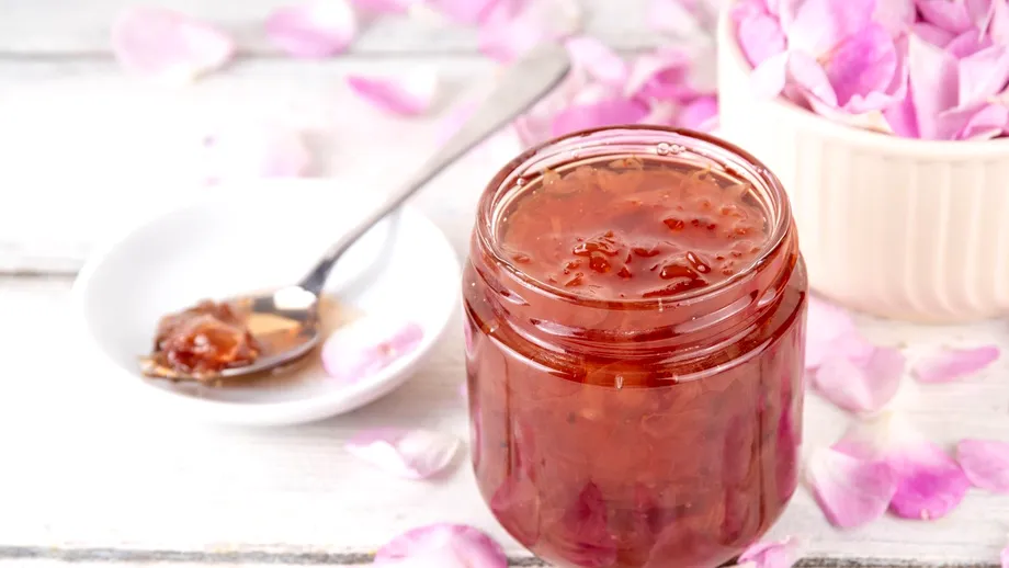 Gemul de căpșuni gata într-o oră! Rețeta e simplă, cu zahăr, dar și cu un ingredient secret