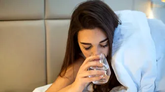Ce se întâmplă în corp dacă bei apă foarte rece pe caniculă? Mituri, beneficii și situațiile în care trebuie să fii atent