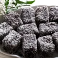 Prăjitură tăvălită de post. Rețeta simplă și economică, cu blat pufos, cacao și cocos