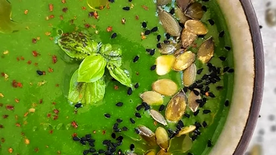 Supă cremă de spanac, cu tulpini de ţelină, praz şi seminţe de dovleac