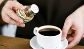 Cafeaua cu sare e mai puțin amară, dar are și beneficii pentru stomac. Câtă sare se pune la o ceașcă