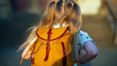 Caz șocant la Botoșani! O elevă de clasa a treia a fost umilită de profesoara ei, care a oferit cadouri tuturor copiilor mai puțin celei mici. Ce spune tatăl fetiței