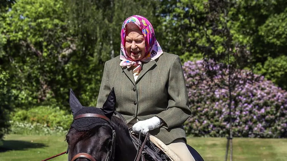 Regina Elisabeta a II-a, călare pe cal la 94 de ani, fără cască de protecţie, ci batic