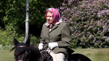 Regina Elisabeta, plimbare pe cal la 94 de ani