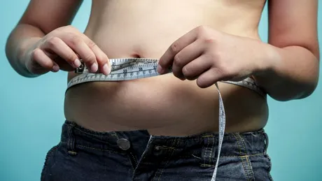 Tinerii supraponderali, la mare risc de a avea probleme cu ficatul la maturitate