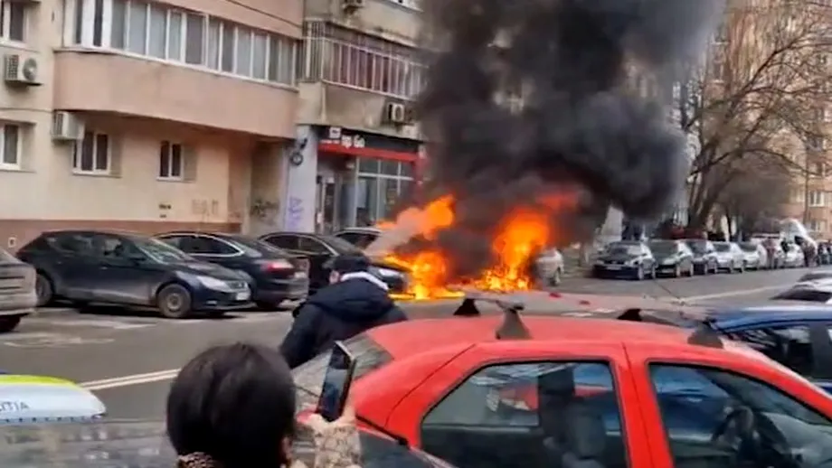 Doi soţi au rămas captivi într-un Smart electric care a luat foc în București! Femeia a ars de vie