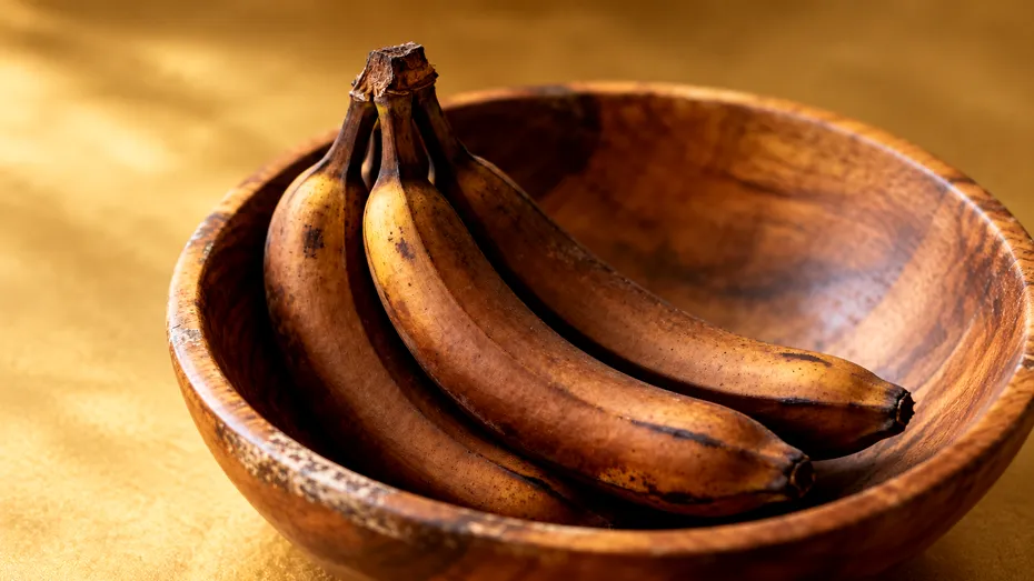 De ce se înnegresc bananele mai repede în fructieră? Greșeala de depozitare pe care o poți evita
