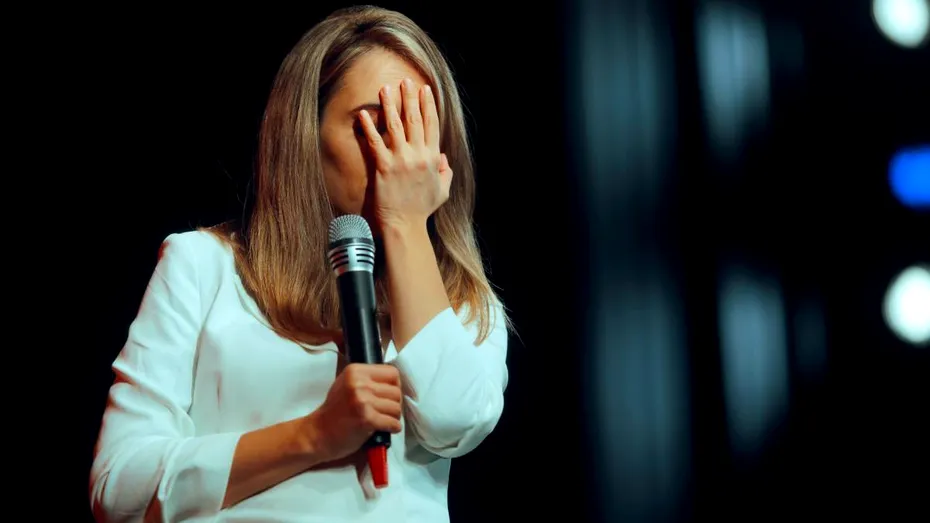 Cum depășești teama de a vorbi în public. Sfaturi de la specialist