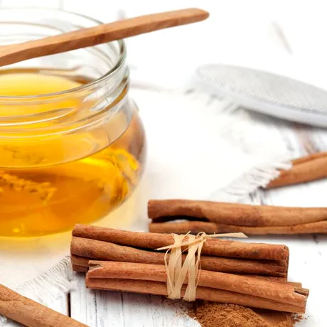 Dieta cu miere și scorțișoară. Rețeta pentru licoarea cu care înlocuiești zahărul rafinat din alimentație