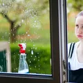 Soluția de curățat geamuri făcută în casă care respinge ploaia și praful ca un scut invizibil