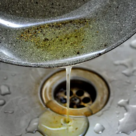 De ce nu trebuie să arunci uleiul folosit în chiuvetă? 5 consecințe care te pot costa scump