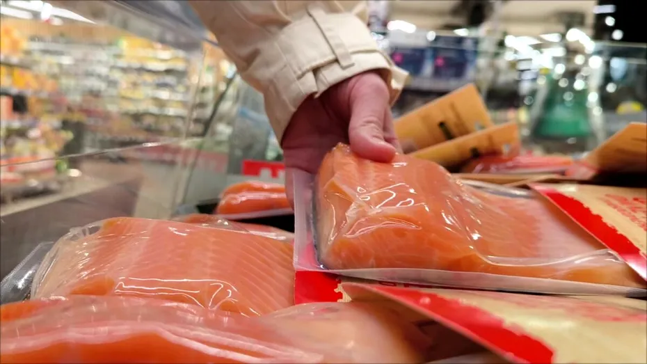 Alertă alimentară! Pește contaminat, retras din magazine după depistarea bacteriei Listeria. La ce să fiți atenți?