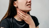 Greșeala pe care toți o facem când răcim. Agravează tusea, durerea și senzația de gât uscat sau mâncărime