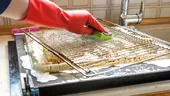 Cum să cureți grătarele cuptorului fără efort. Metoda care dizolvă grăsimea arsă peste noapte