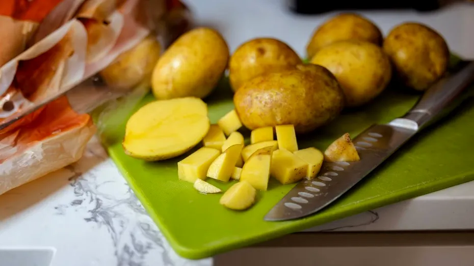 Cum să faci cartofi perfect copți. Ingredientul neașteptat cu care să înlocuiești uleiul și care îi face crocanți la exterior și moi la interior