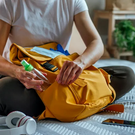 8 lucruri pe care orice persoană germofobă ar trebui să le aibă în geanta de voiaj