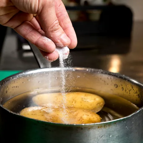 Ți-a ieșit piureul de cartofi prea lichid? Metodele prin care să-l salvezi, fără să-i strici gustul