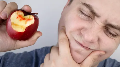 Sângerările gingivale, primul semn că dantura are nevoie de ajutor. Cum faci deosebirea între gingivită și parodontoză