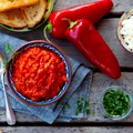 Rețetă ajvar. Cum prepari acasă celebra pastă sârbească din ardei copți și vinete