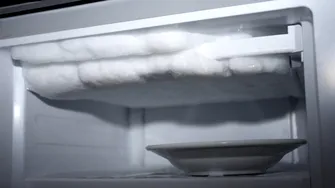 Ai gheață în frigider? De ce se formează și cum scapi rapid de ea