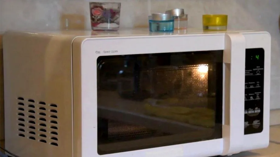 De ce să nu pui obiecte deasupra cuptorului cu microunde! Cât de periculos e acest gest