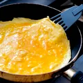 Ți se lipește omleta de tigaie? Trucul simplu al bucătarilor care îți garantează o omletă perfectă