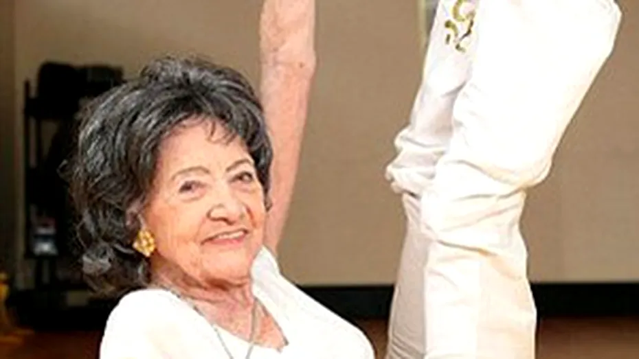 Are 93 de ani, preda yoga si este mai flexibila decat elevii ei mult mai tineri