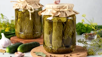 Castraveți murați la borcan pentru iarnă – rețeta simplă pentru murături crocante și aromate