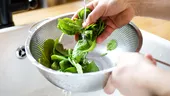 Cum se spală corect salata verde cu bicarbonat pentru a scăpa de pesticide