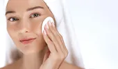 ⁠Simți că te strânge pielea după ce te speli pe față? Greșeala care îți poate usca tenul