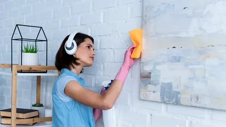 Cum să cureți pereții de praf fără să îi zgârii sau să iei varul