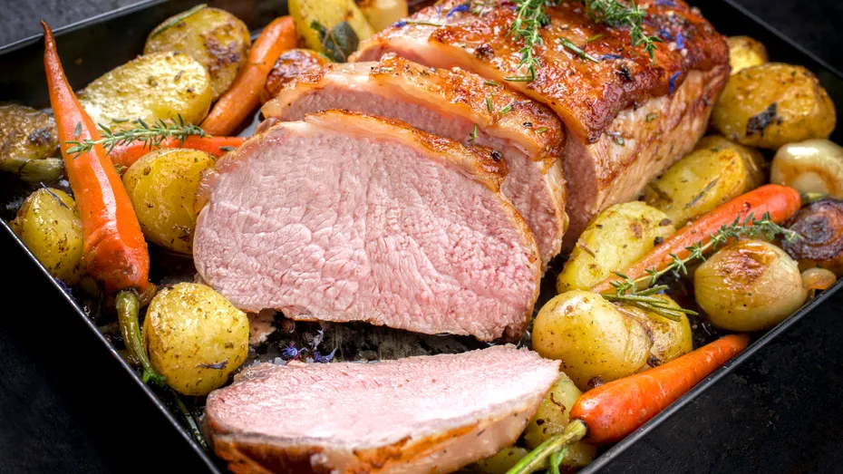 Cum să gătești cotletul de porc la cuptor ca să nu se usuce. Secretele bucătarilor pricepuți: marinada, timpul și temperatura de coacere