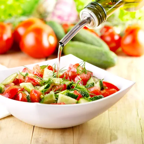 Semne că ai fost intoxicat cu Salmonella, după ce ai mâncat roșii sau castraveți