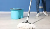Ce să pui în apa de mop ca să ai podele curate și parfumate. Trucuri simple pentru un miros plăcut în toată casa