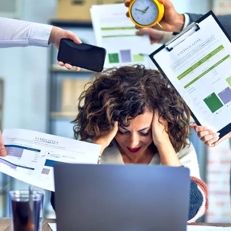 Românii muncesc printre cele mai multe ore din UE, iar familia plătește prețul: jumătate dintre părinți spun că stresul le afectează relația cu copiii