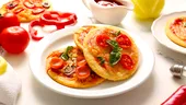 Mini pizza pe lipii de mălai. Rețetă rapidă, gata în doar 25 de minute