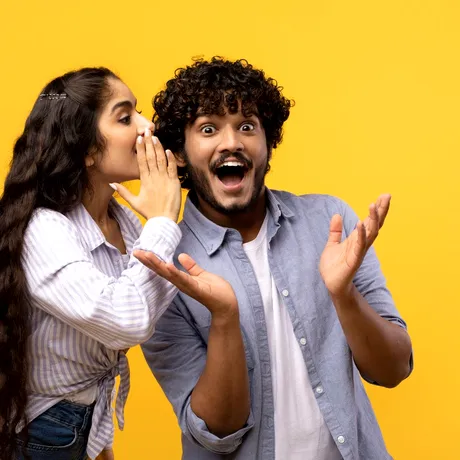 Cuplurile care bârfesc împreună rămân împreună mai multă vreme? Experții își spun părerea