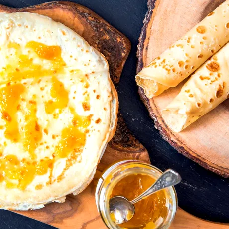 Cum se fac clătitele fără lapte şi ou. Se topesc în gură și sunt ideale la micul dejun!