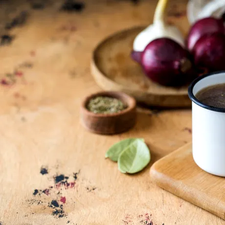 Leacul din bucătărie pe care românii îl ignoră. Ce poate face ceapa pentru inimă, imunitate și plămâni