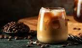 Iced latte fără cofeină, gata în câteva minute. Rețeta Mayo Clinic, cu doar 84 de calorii per porție